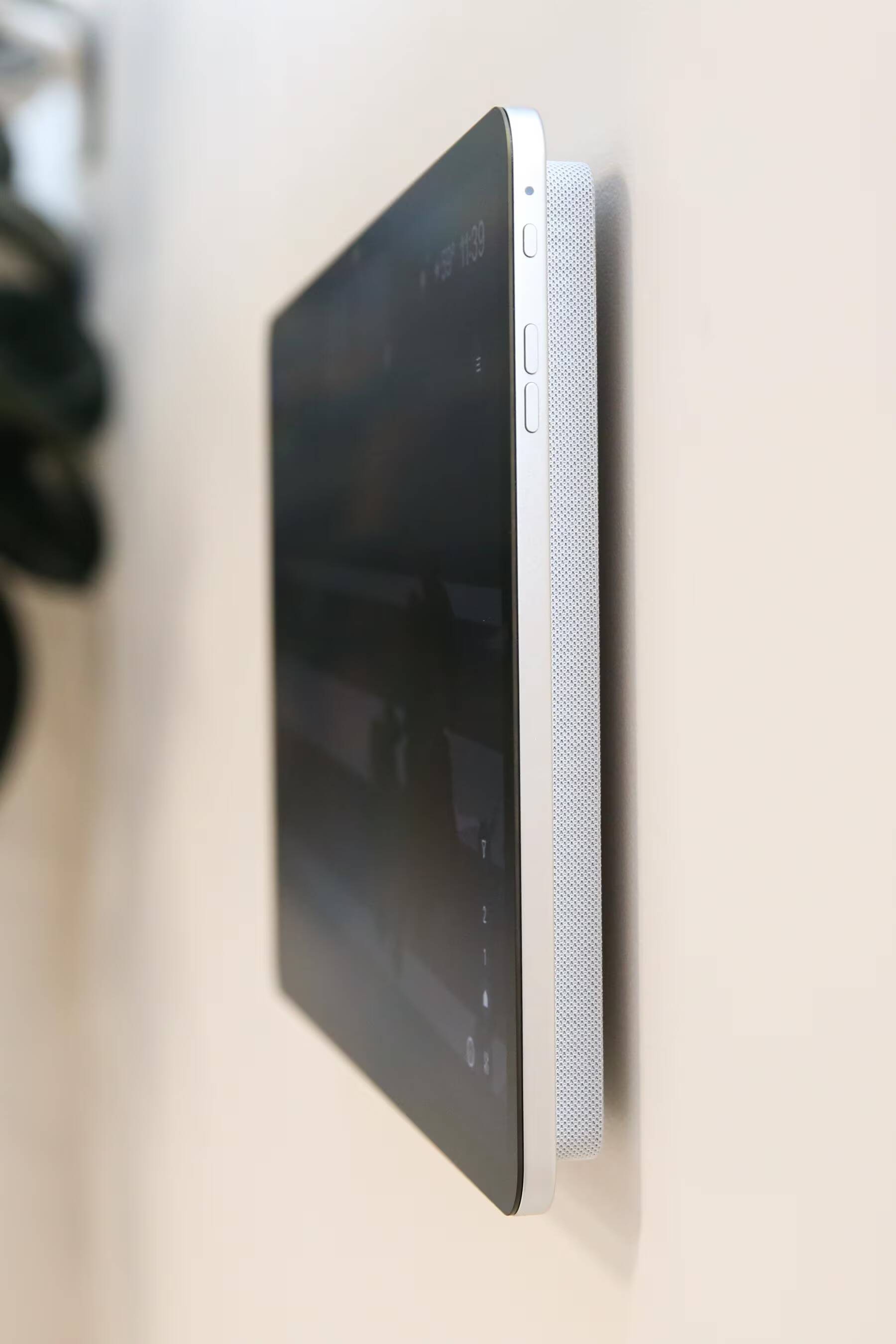 Настраиваемые экраны сделали Echo Show 16 семейным центром Alexa 2 Echo Show 16 на статичной подставке