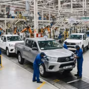 Рабочие на заводе Toyota и Honda в Таиланде