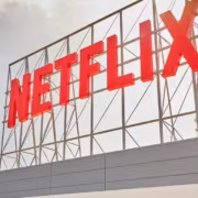 большой знак Netflix на крыше здания