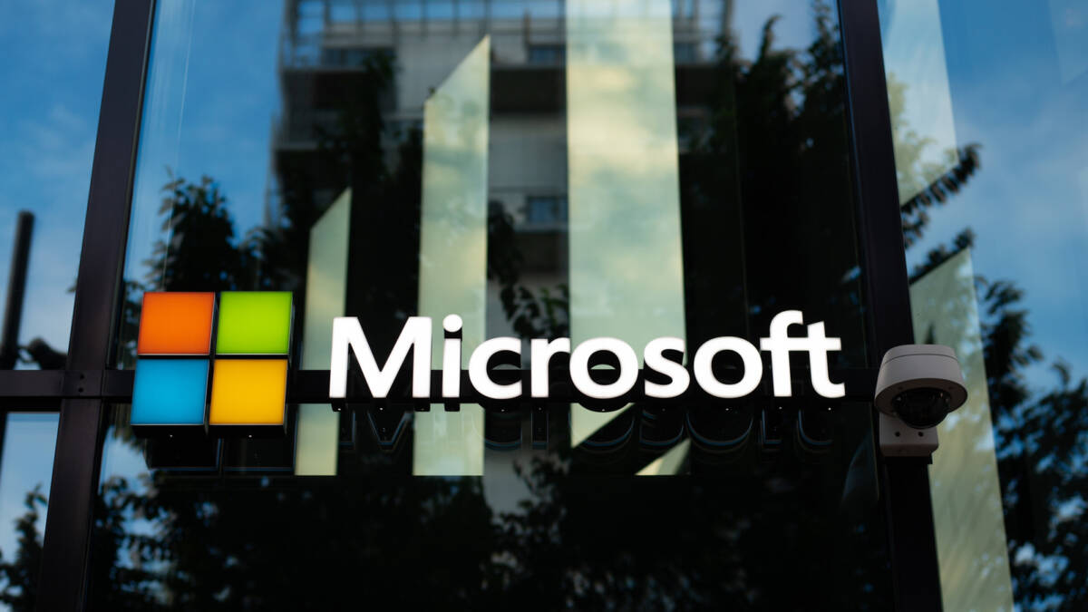 Знак компании Microsoft на стеклянной стене здания