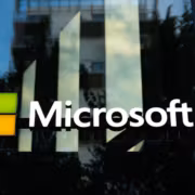 Знак компании Microsoft на стеклянной стене здания