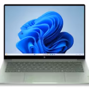 Ноутбук HP OmniBook 5 14 с открытым дисплеем и клавиатурой