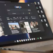 Ноутбуки Googlebook ограничили установку PWA и запуск Linux-приложений 3 Ноутбук Googlebook с открытым экраном и браузером Chrome