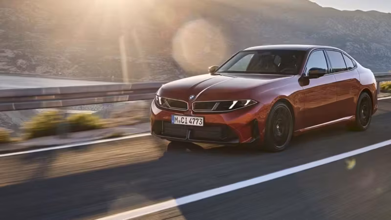 Новая BMW 3 Series едет по дороге на закате