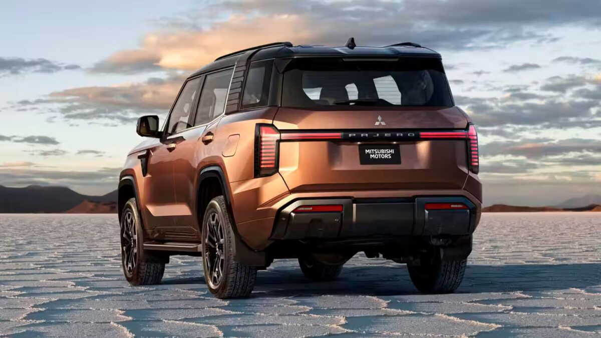 Новый Mitsubishi Pajero предлагают привезти в Россию за 8,42 млн рублей 1 задняя часть нового Mitsubishi Pajero на заснеженной поверхности
