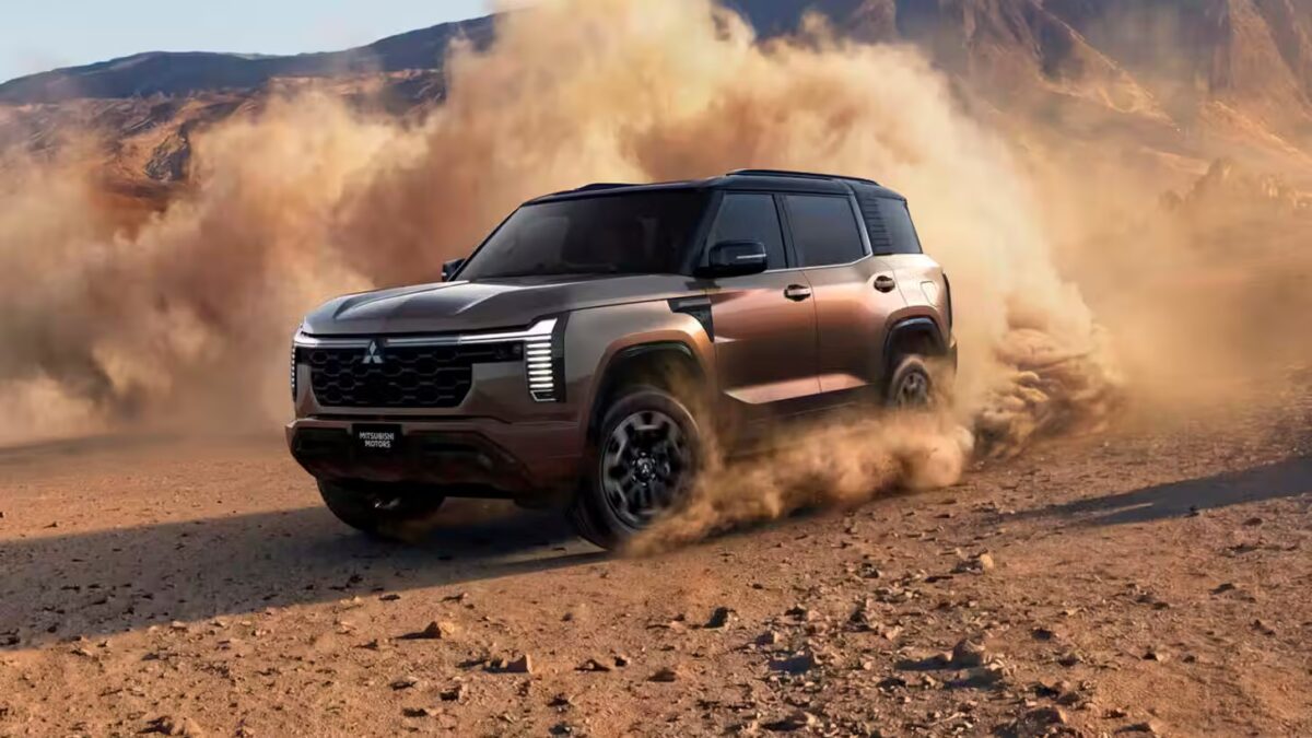 Новый Mitsubishi Pajero предлагают привезти в Россию за 8,42 млн рублей 5 Новый Mitsubishi Pajero на бездорожье в пыли