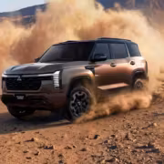 Новый Mitsubishi Pajero на бездорожье в пыли