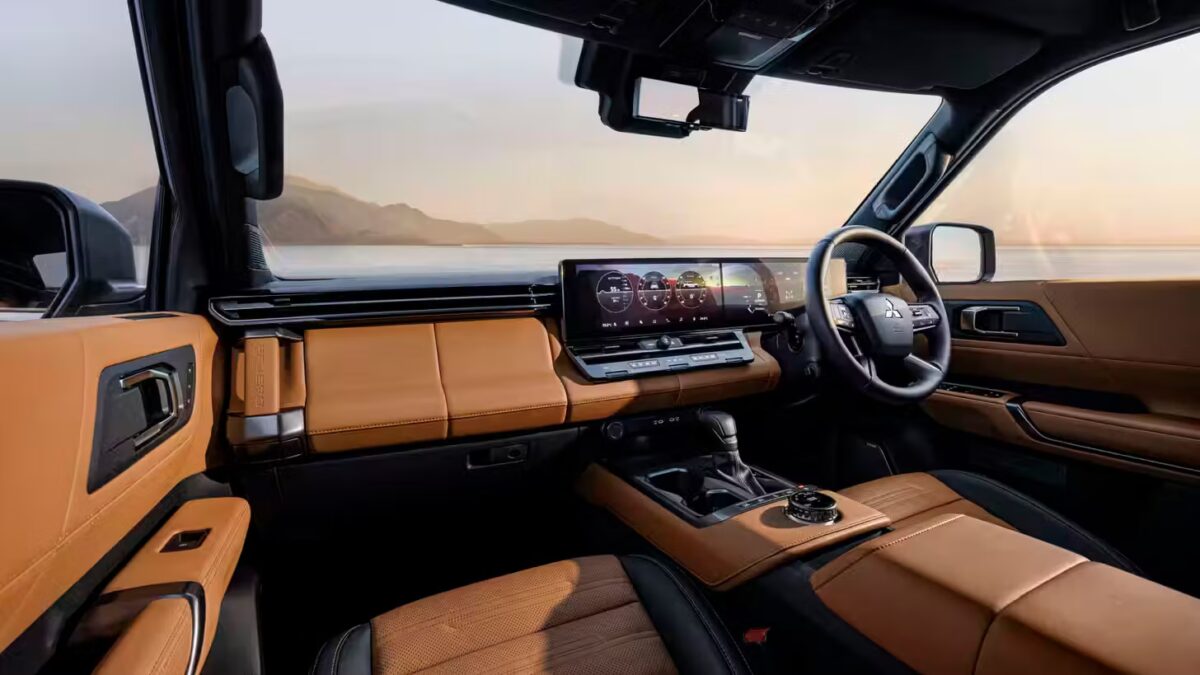 Новый Mitsubishi Pajero предлагают привезти в Россию за 8,42 млн рублей 2 Интерьер нового Mitsubishi Pajero с рычагом коробки передач
