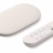 Новый Google TV Streamer получит накопитель больше 32 ГБ 4 белый пульт дистанционного управления и кейс
