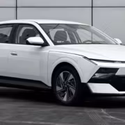 Белый Hyundai Elantra в современном стиле автомобиль