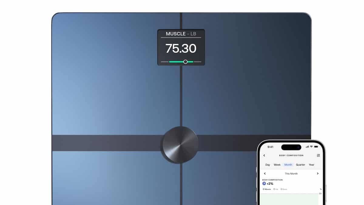 Весы Withings с цифровым дисплеем и смартфон с приложением