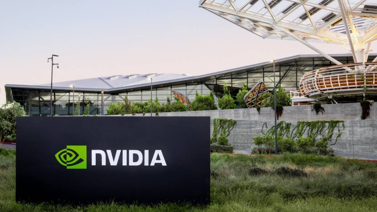 Nvidia потеряла 44% поставок ИИ-чипов в Китае, Huawei почти догнала её 3 Знак NVIDIA перед зданием на улице