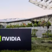 Nvidia потеряла 44% поставок ИИ-чипов в Китае, Huawei почти догнала её 3 Знак NVIDIA перед зданием на улице