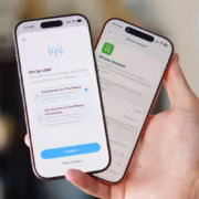 Два iPhone 14 Pro включены в руке ребенка в магазине Verizon