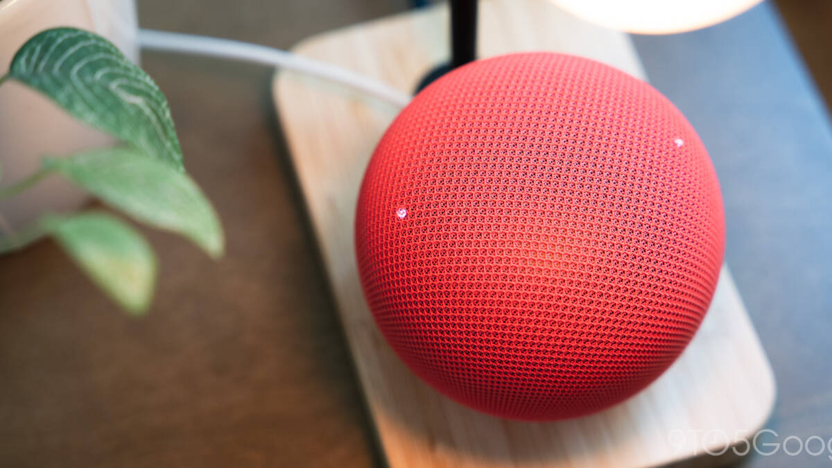 умная колонка Google Home красного цвета