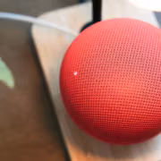Одна колонка Google Home скачала 17 ГБ за сутки почти без использования 1 умная колонка Google Home красного цвета