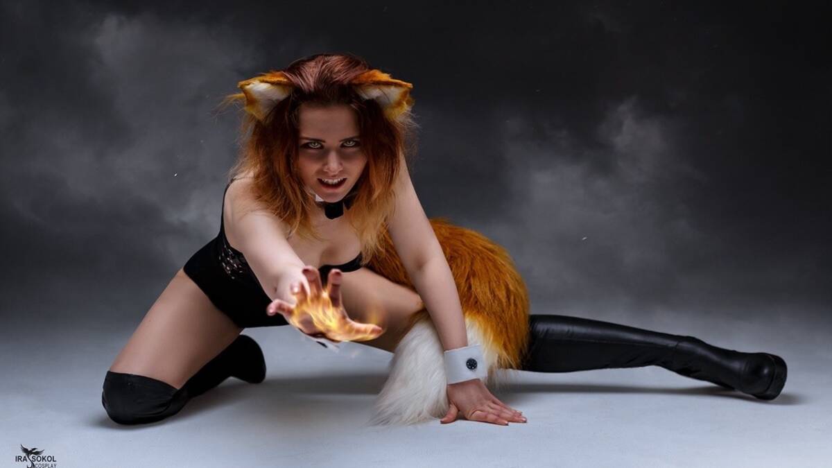 Женщина в костюме Лисицы Fire Foxy косплее Sokol Cosplay кидает огонь