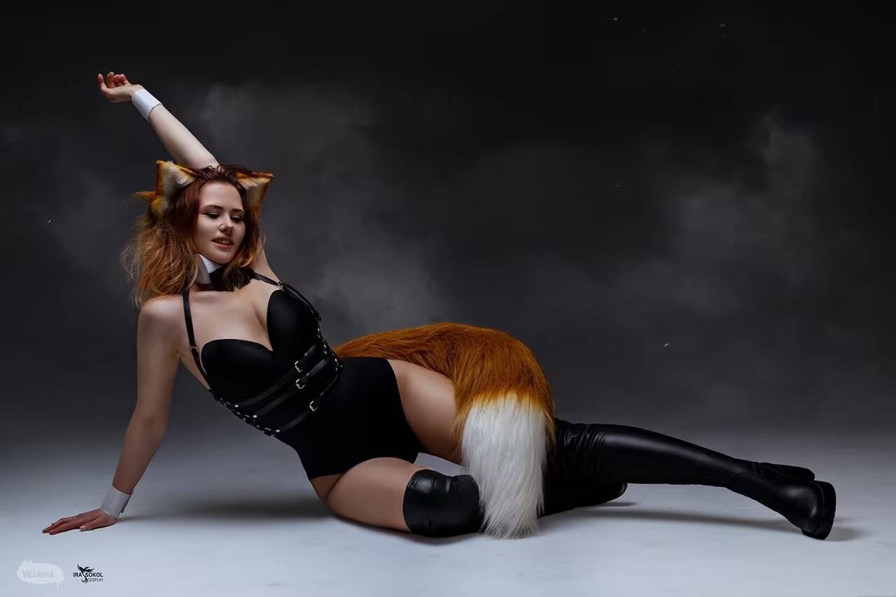 Фотосессия огненной лисицы Fire Foxy в костюме косплей Sokol Cosplay