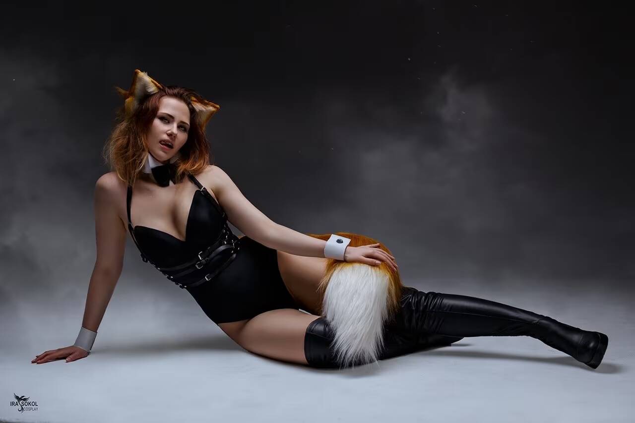Косплей огненной лисицы Fire Foxy в необычном костюме