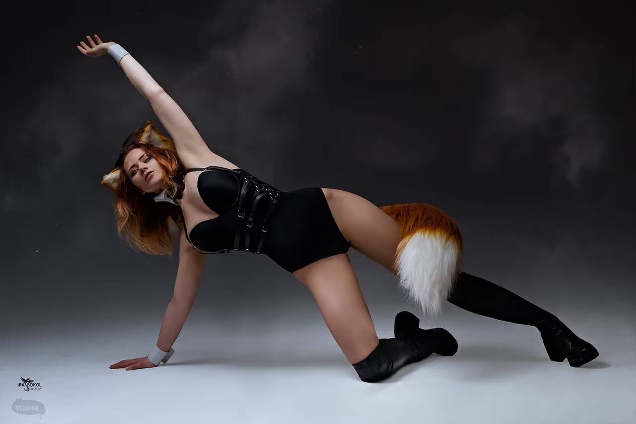 Косплей огненной лисицы Fire Foxy в костюме черного цвета