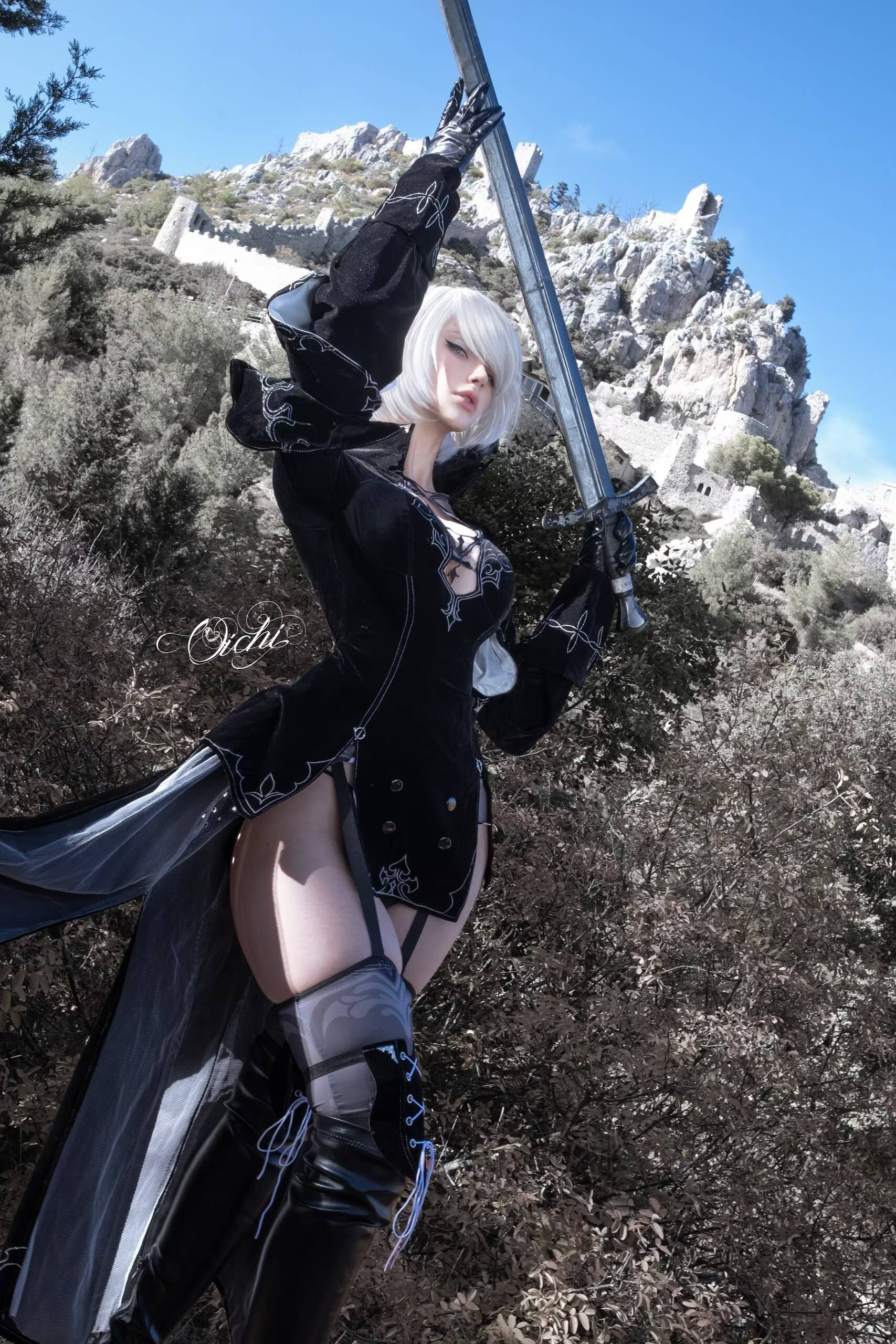 Косплей 2B из NieR Automata Очи в чулках и короткой юбке