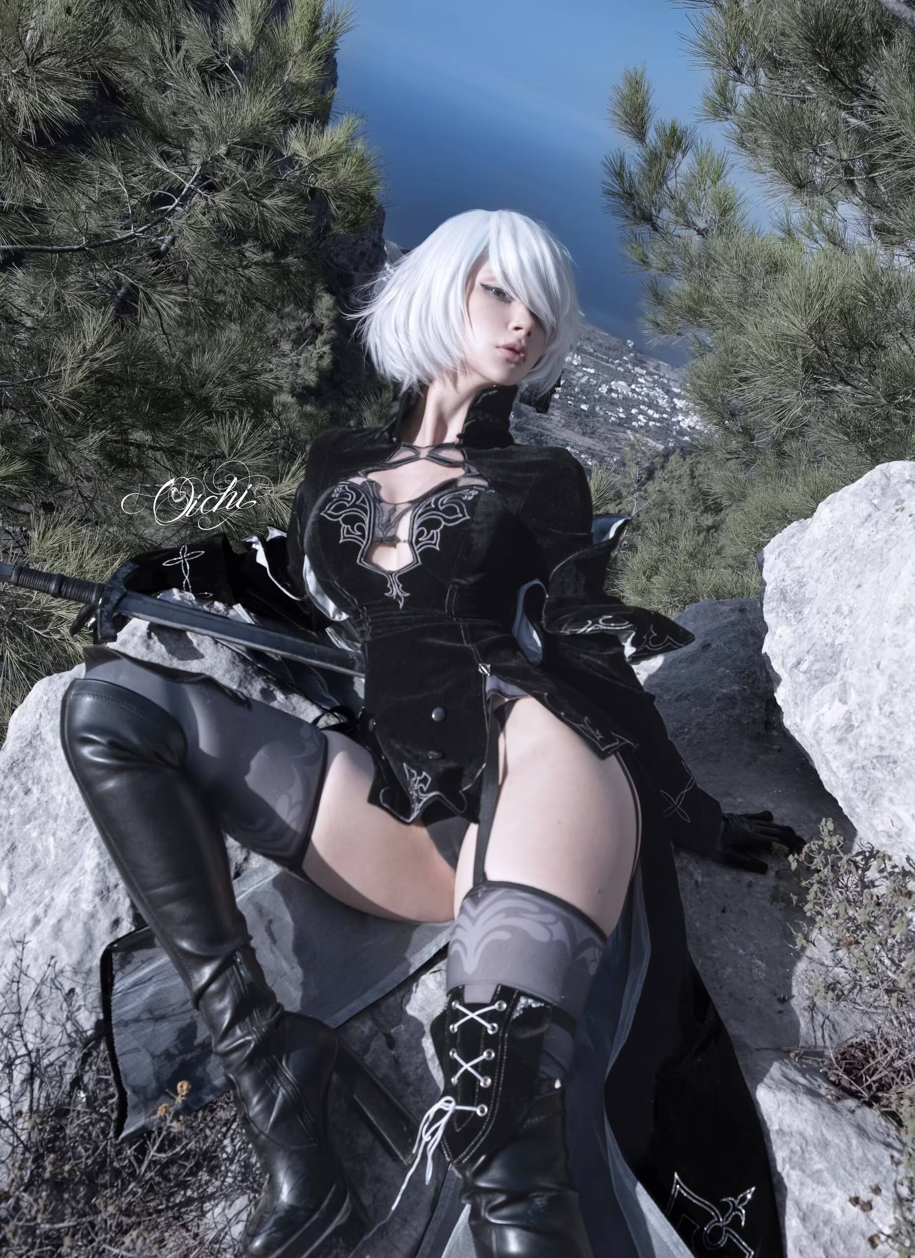 Косплей 2B из NieR:Automata на девушке с белыми волосами