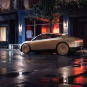 Электрический автомобиль Tesla Model 2 на улице ночью