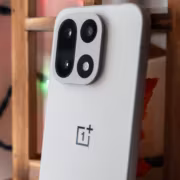 Смартфон OnePlus передняя камера и задний блок камер