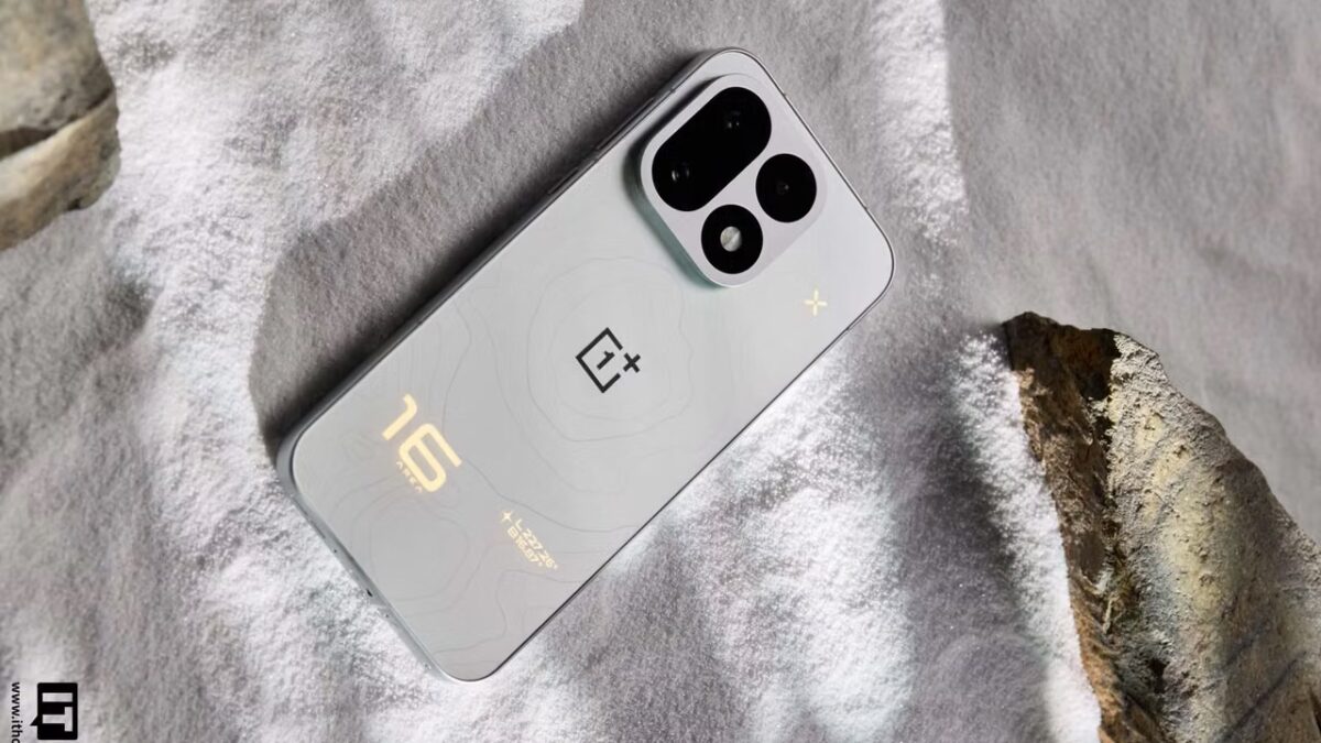 Серебристый смартфон OnePlus 16 на каменистой поверхности
