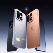 Три смартфона OnePlus 16 в разном цвете крупным планом