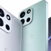 Три смартфона OnePlus Turbo 6 с тремя камерами различными цветами