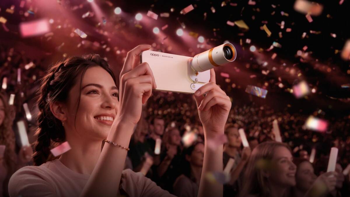 Женщина с андроид смартфоном Oppo Find X10 на сцене