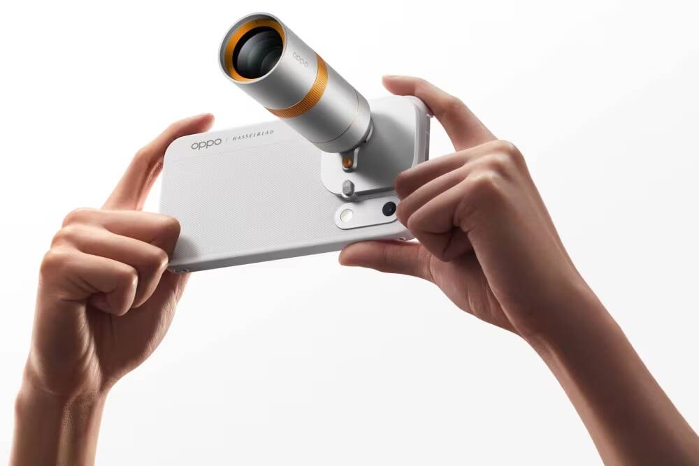 Oppo представила Find X10 Pro Max с тремя камерами по 200 Мп 2 Рука держит смартфон Oppo Find X10 Pro Max с телескопическим объективом