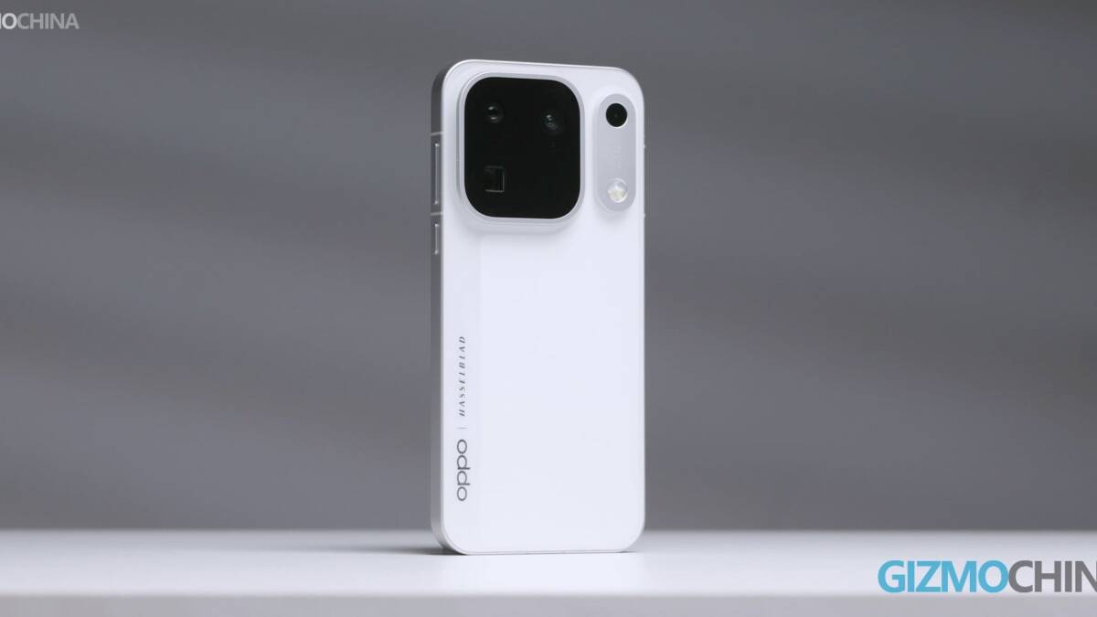 Белый смартфон Oppo Find X10 на сером фоне