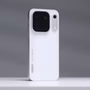 Белый смартфон Oppo Find X10 на сером фоне