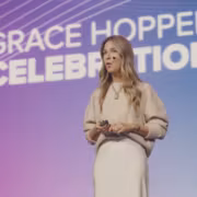 Женщина на сцене Grace Hopper Celebration 2023