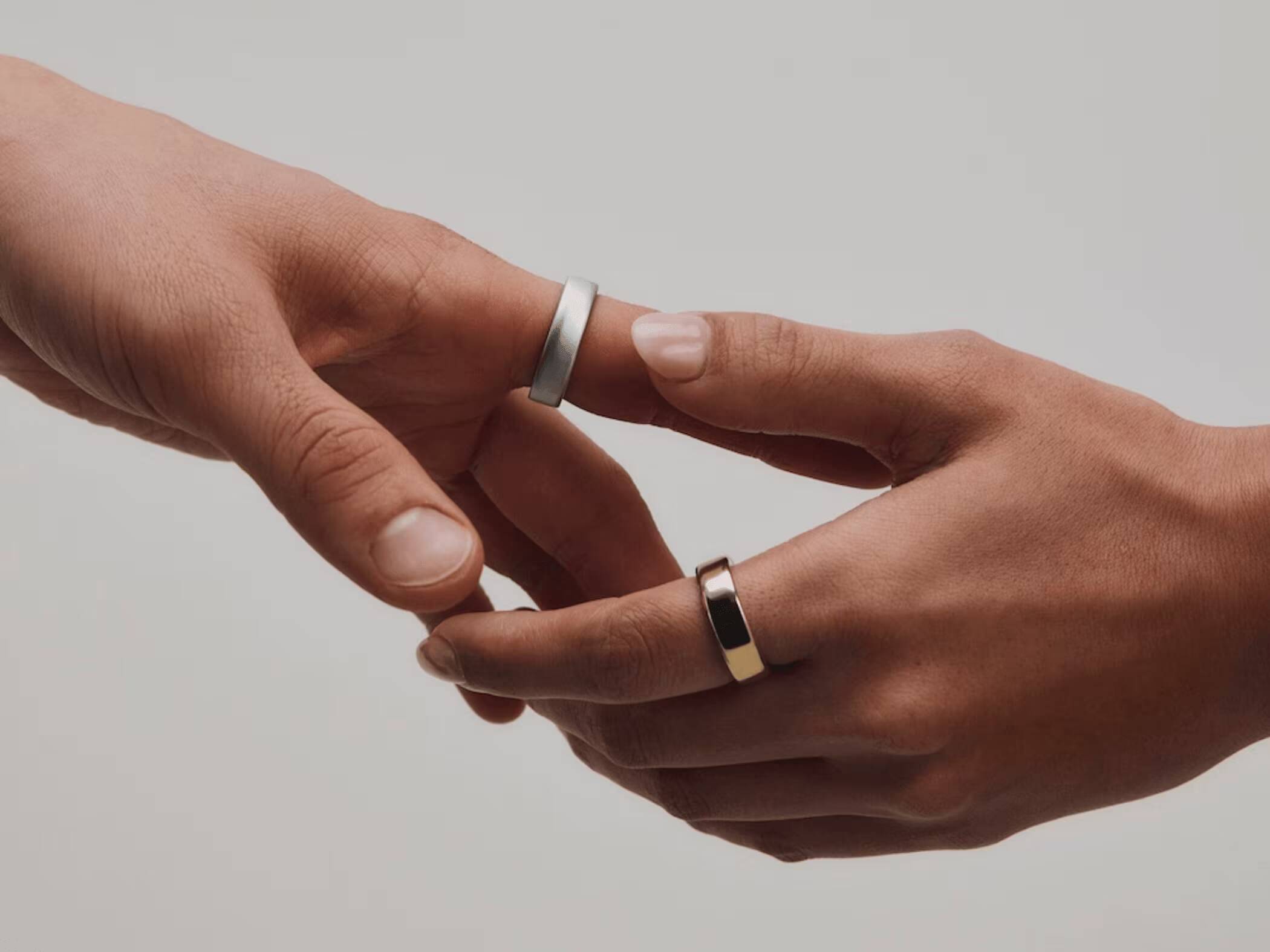 Держание кольца на пальце Fitbit Luxe