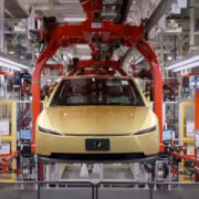пак Cybercab Tesla в Техасе на сборочной линии
