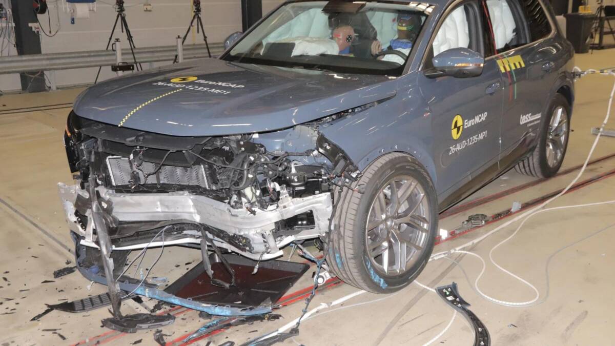Тестовая машина Audi Q7 поврежденная повреждениями