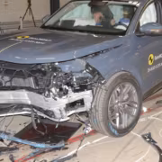Первый серийный автомобиль с максимумом в Post-Crash Safety — Audi Q7 17 Тестовая машина Audi Q7 поврежденная повреждениями