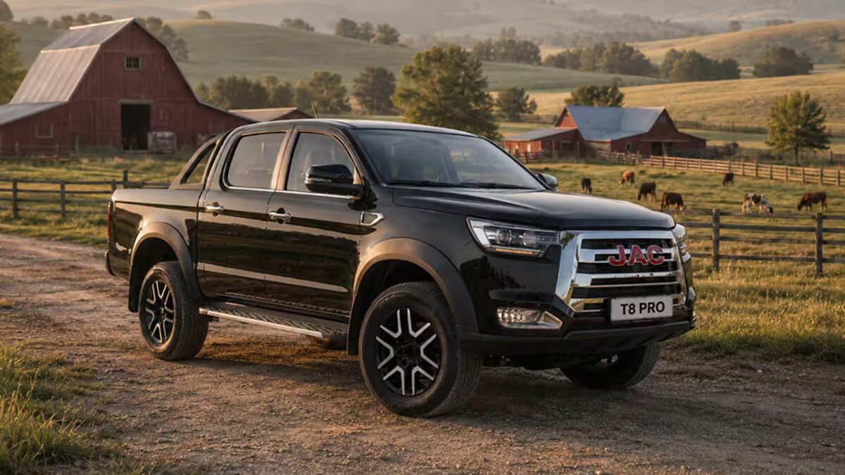 Черный пикап JAC T8 PRO на проселочной дороге в сельской местности