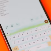 скриншот Google PixelBoard клавиатура поддержка диктовки Android 10 16