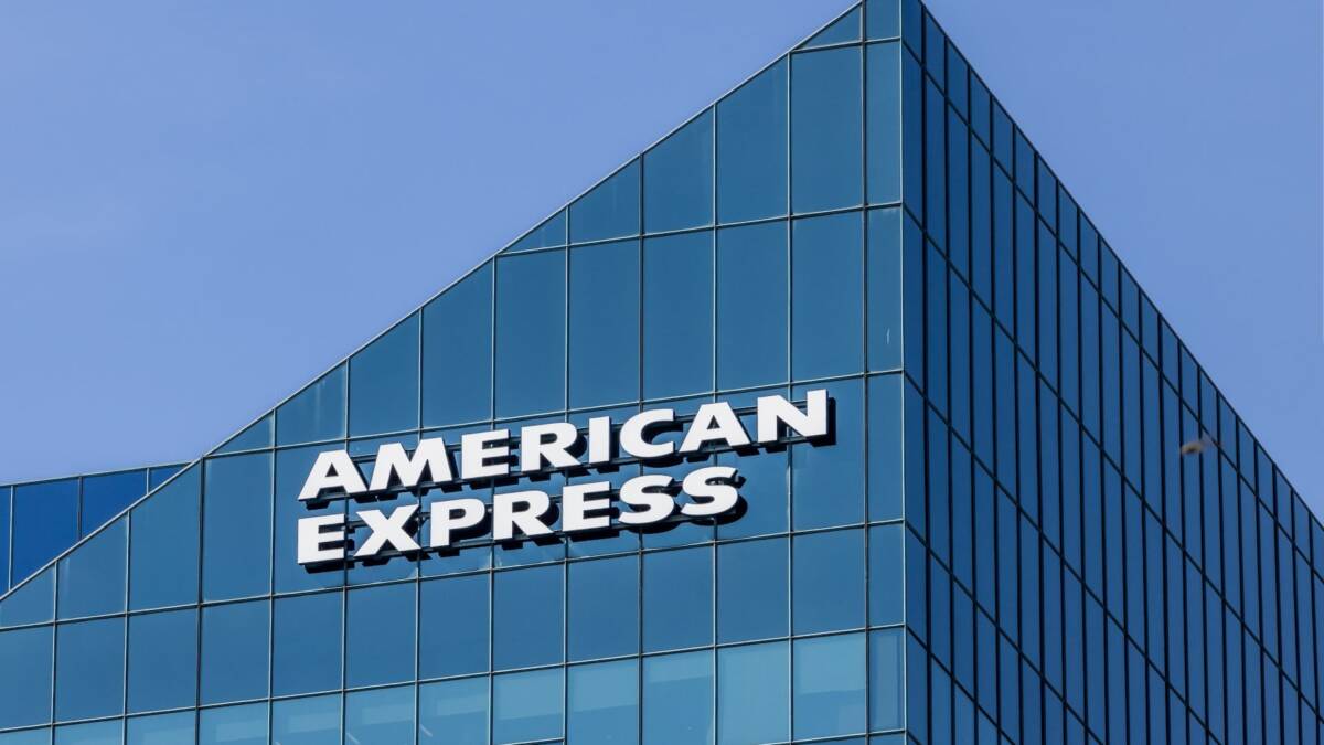 Здание компании American Express современное стеклянное