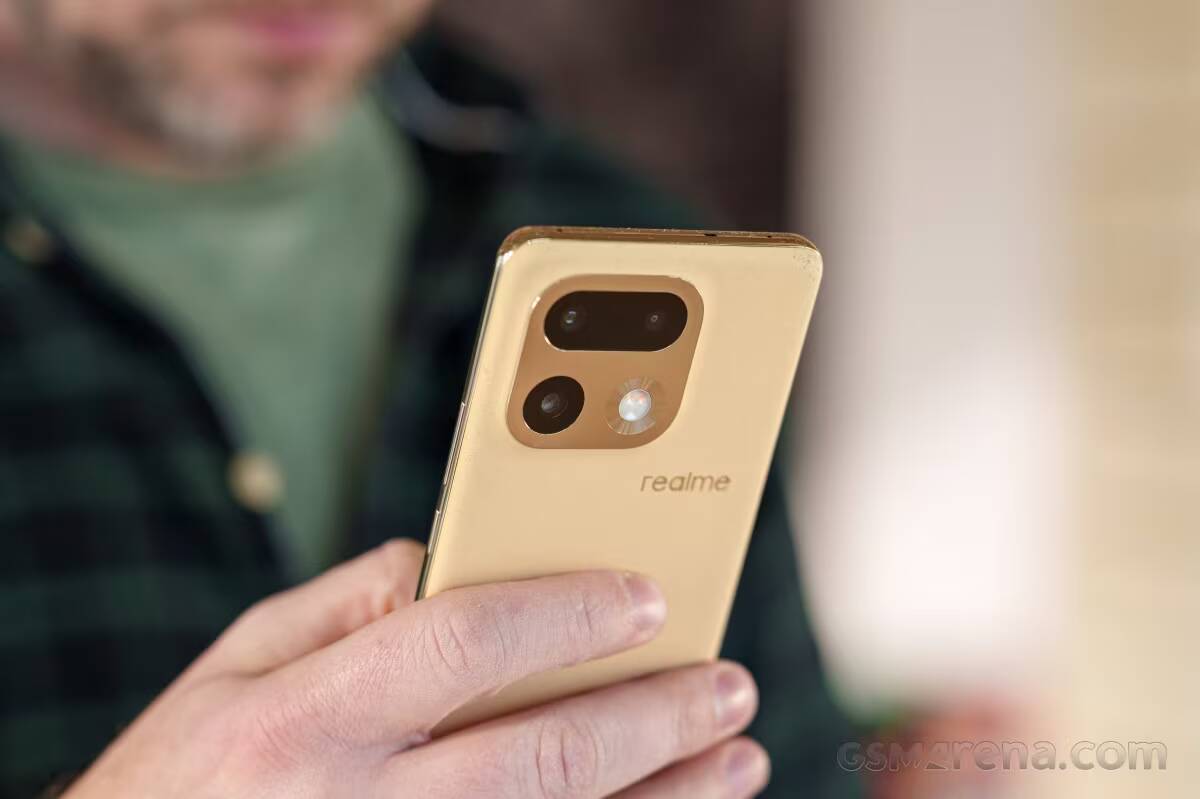 Плоский экран и батарея на 10 000 мА·ч: утечка о realme 17 Pro