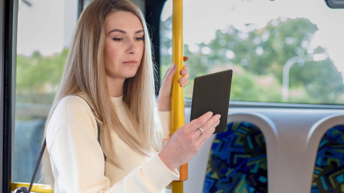 Девушка на автобусе читает PocketBook Verta Color