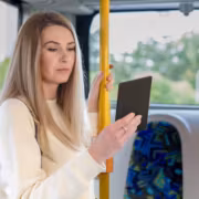 Девушка на автобусе читает PocketBook Verta Color