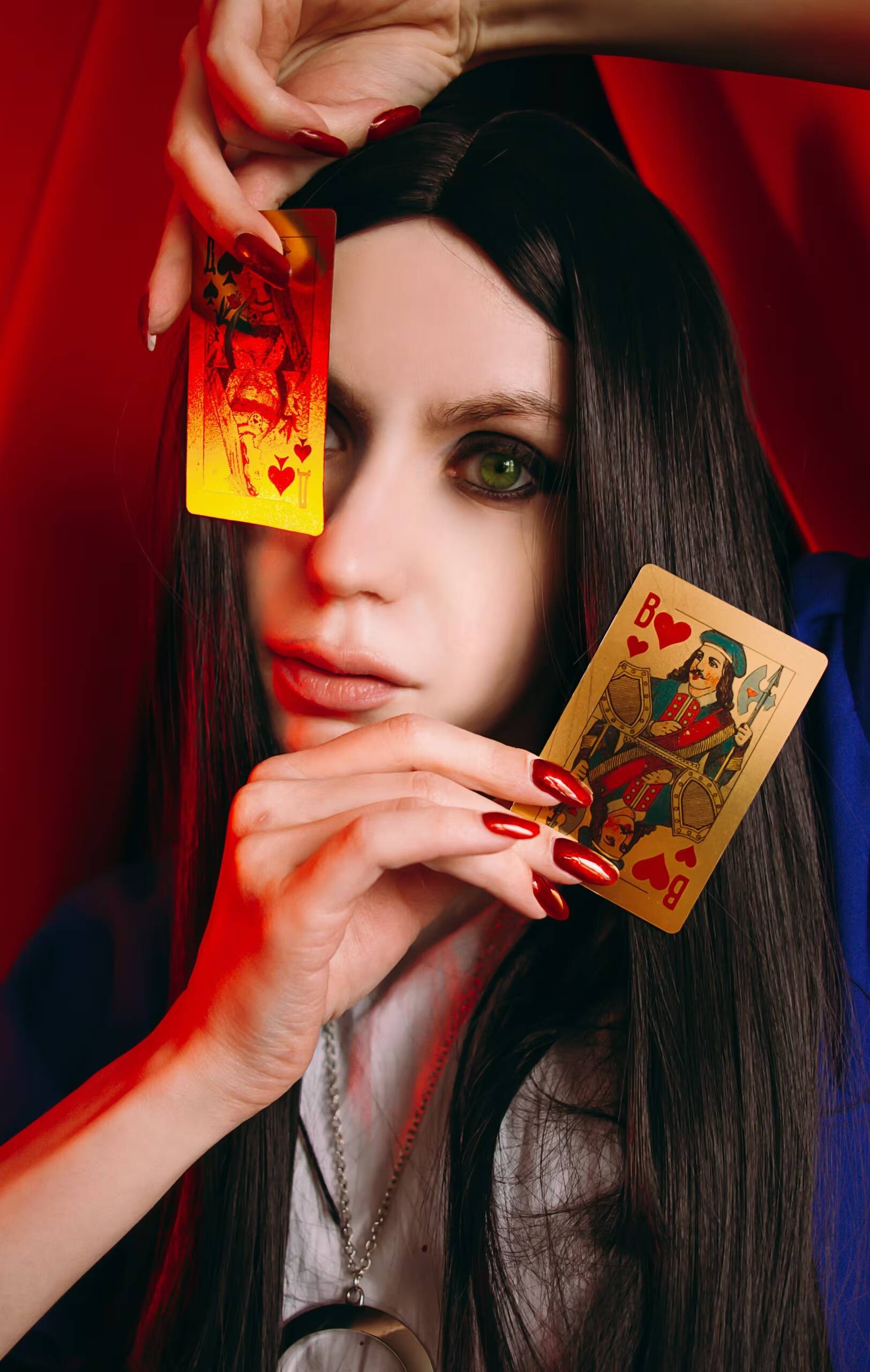 Poison Alice Madness Returns косплей девушка с длинными черными волосами и зелеными глазами держит карты