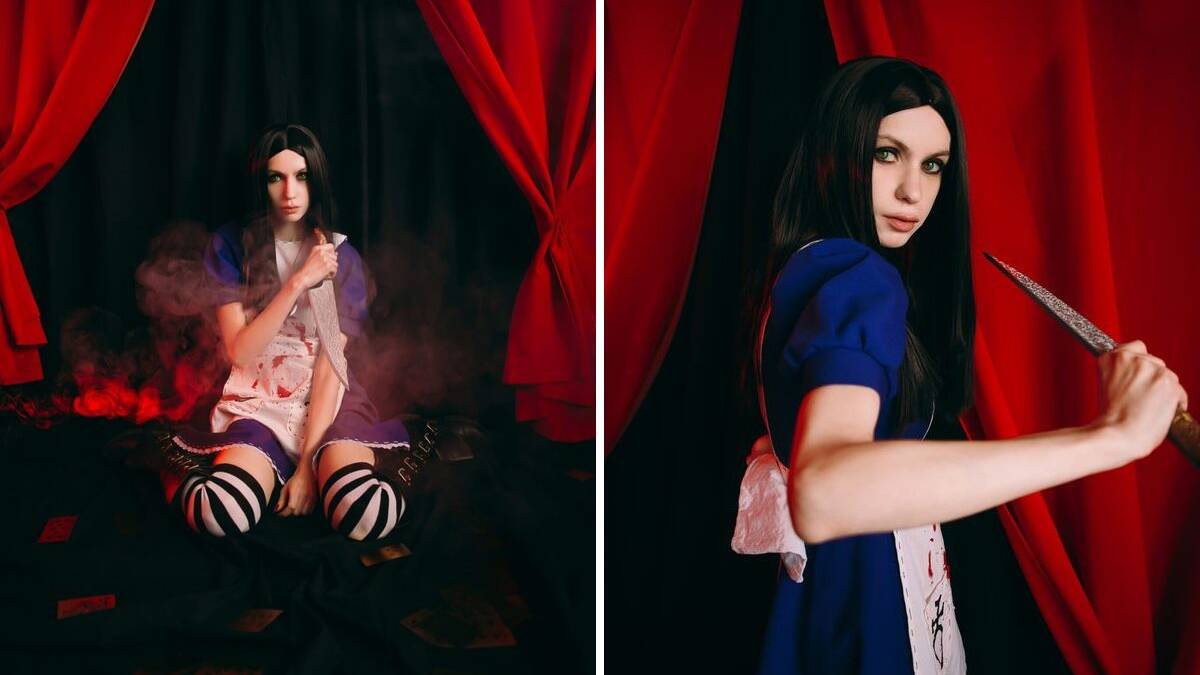 Косплей Алисы Лидделл из Alice Madness Returns в темной комнате с красными занавесками