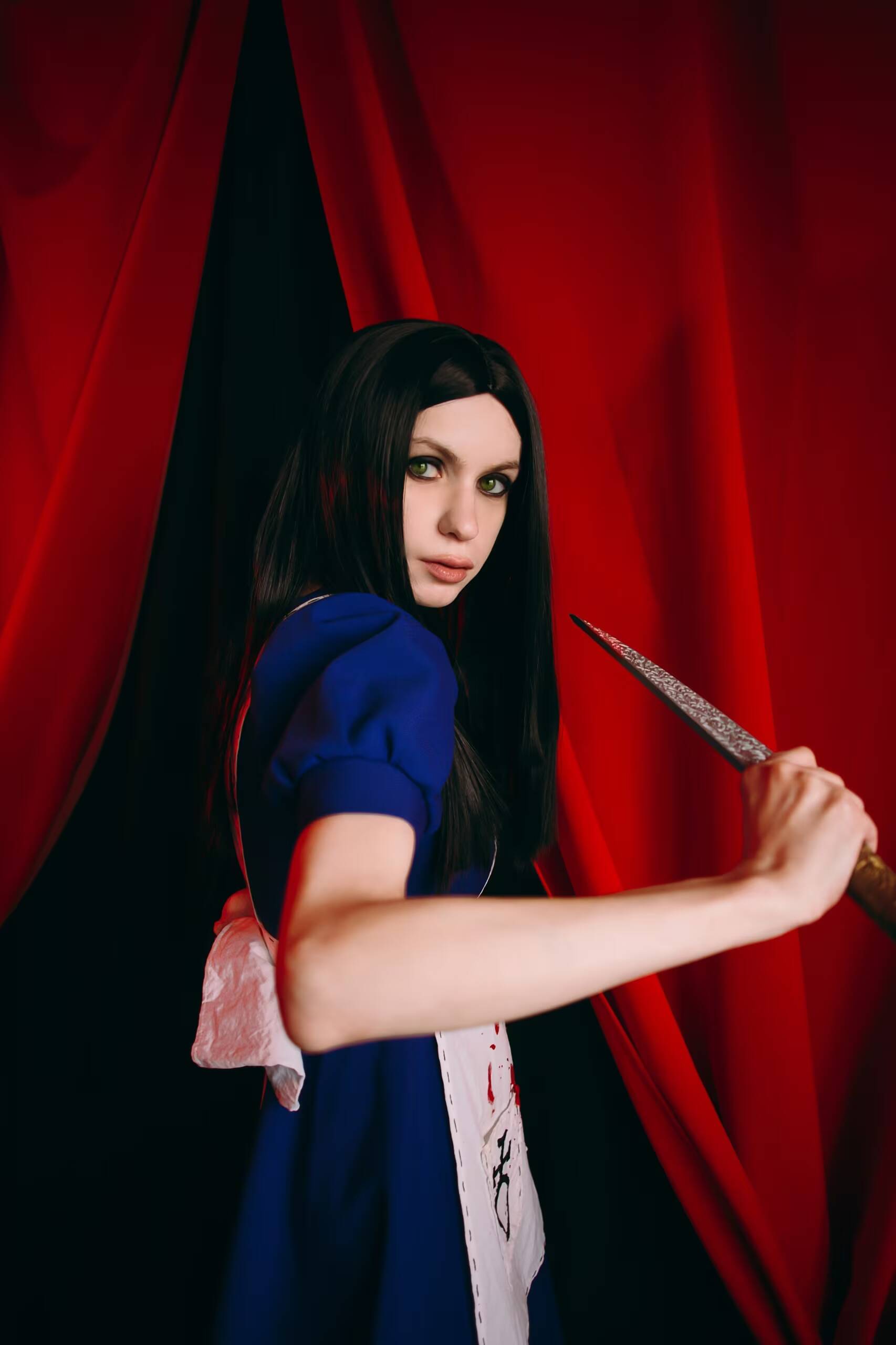 Мрачный косплей Алисы Лидделл Poison Alice: Madness Returns