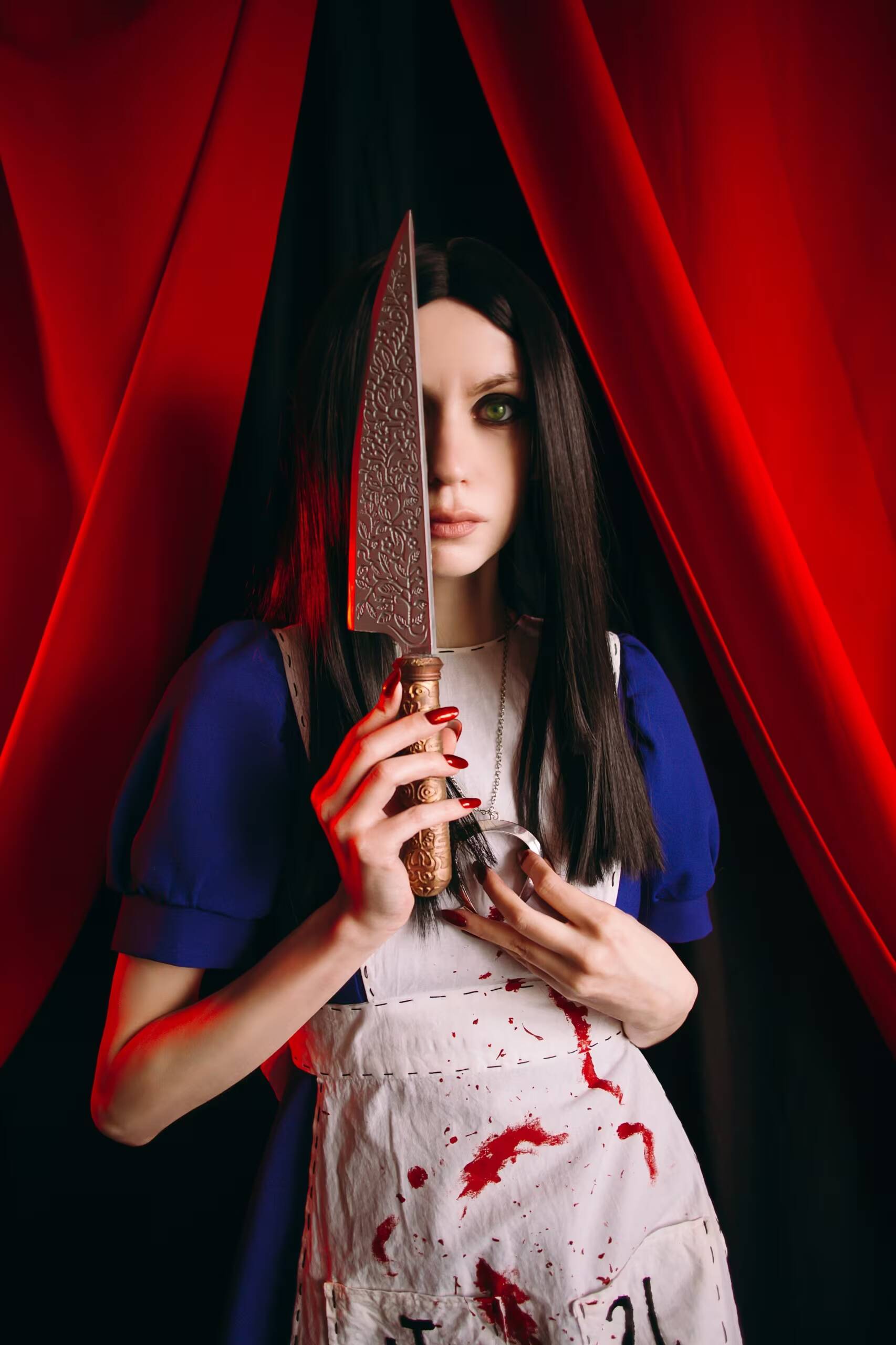 Женщина с длинными чёрными волосами и зелёными глазами Poison Alice Madness Returns